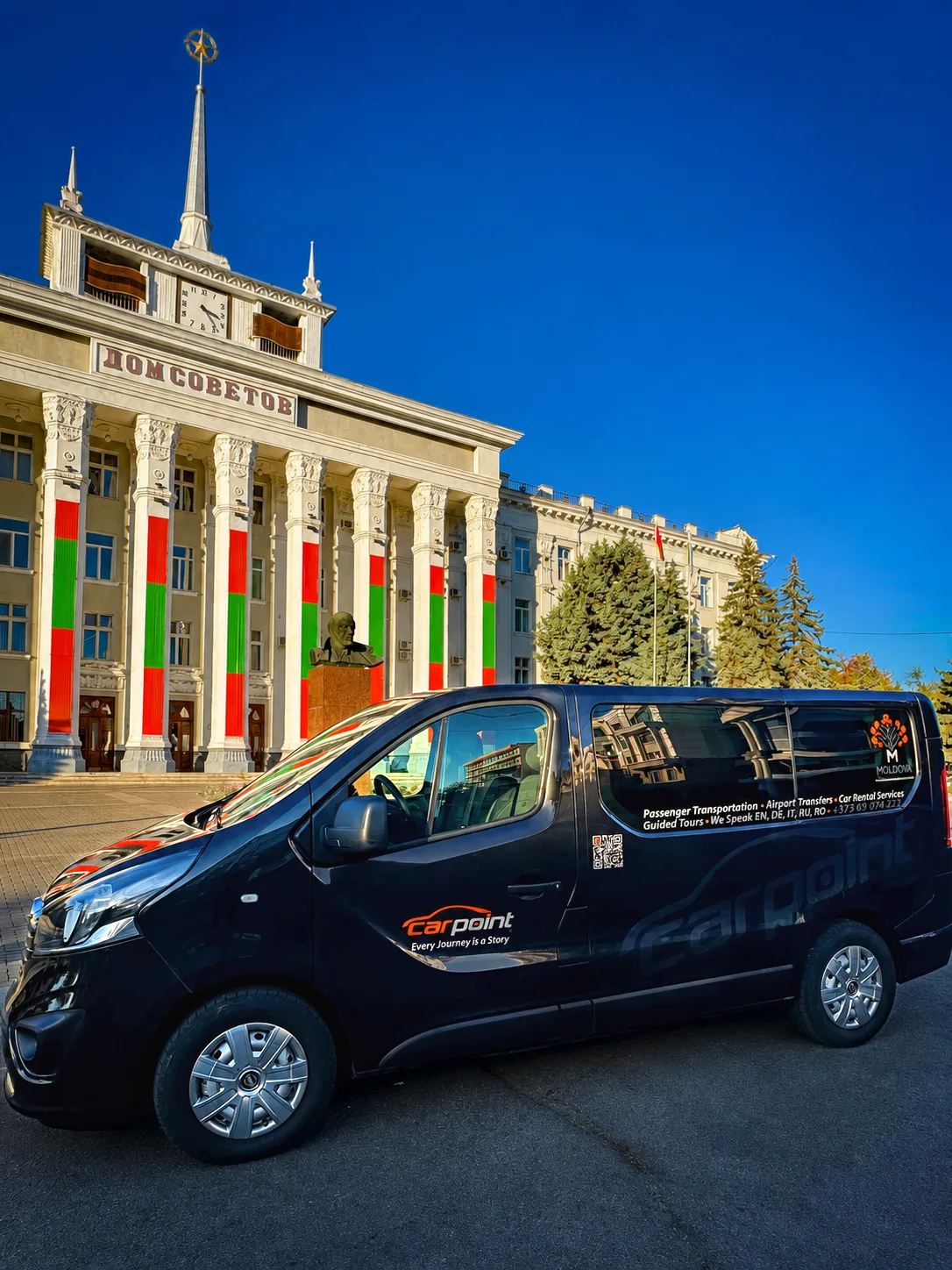 Vivaro vor dem Haus der Sowjets in Tiraspol